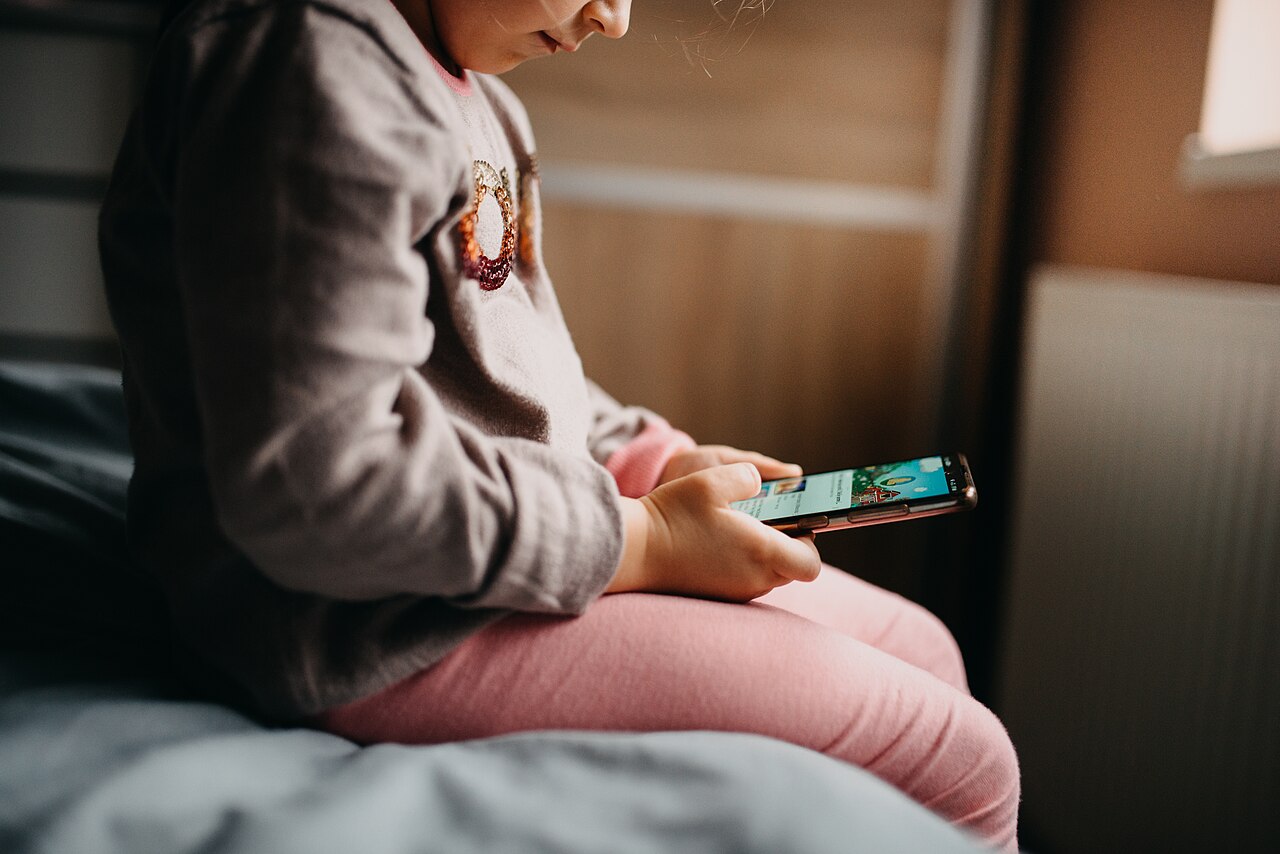 TikTok守护模式家长远程管理与青少年健康上网场景配图